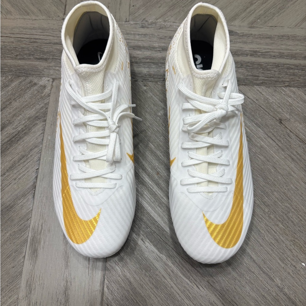 Girl’s Size 8.5 Nike Air Zoom Mercurial Superfly 9 Soccer Cleats.